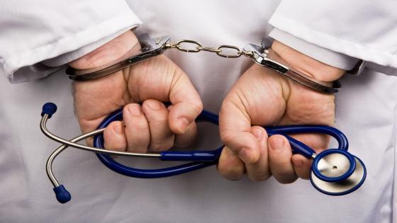 الدار البيضاء: متابعة طبيب في حالة اعتقال بسبب “شواهد كورونا”