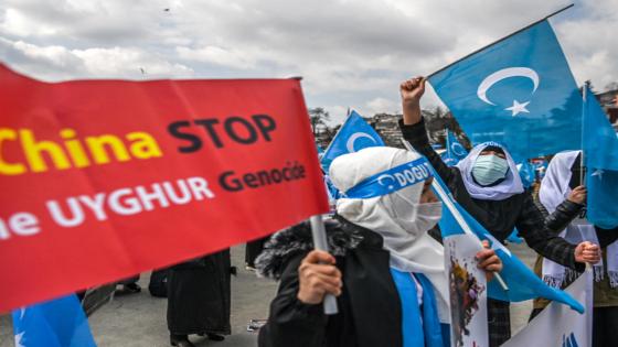مئات من #الأويغور يتظاهرون في اسطنبول احتجاجاً على زيارة وزير خارجيّة الصين لتركيا