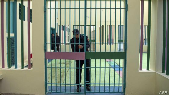 A prison warden locks a gate at the Oukacha prison in Casablanca on February 1, 2018. / AFP PHOTO / FADEL SENNA