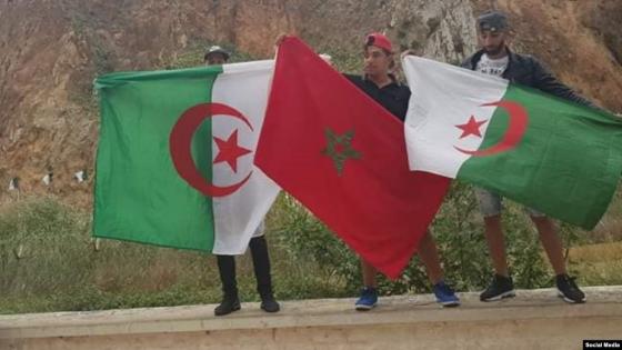 مغاربة وجزائريو يحتفلون بتأهل ‘الخضر’ على حدود البلدين
