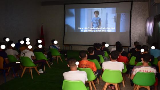 سجن بني ملال يُقرّبُ السينما من السجناء الأحداث