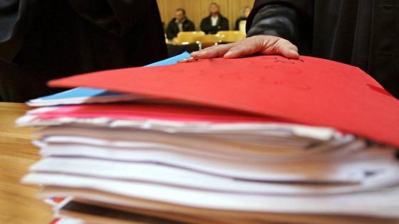 Un avocat attend avec son dossier, le 12 novembre 2007 au tribunal correctionnel de Clermont Ferrand , l'ouverture du proÁËs relatif au plus important trafic d'antiquitÈs et d'objets d'art de ces derniËres annÈes impliquant plus d'une trentaine de personnes. Les prÈvenus sont pour la plupart poursuivis pour association de malfaiteurs, vol avec effraction en rÈunion et recel. Ils sont soupÁonnÈs d'avoir participÈ, en tant que voleur, commanditaire ou revendeur ‡ un vaste trafic d'antiquitÈs et d'objets d'art volÈs dans des ch‚teaux et des rÈsidences secondaires dans toute la France et revendus en France, en Allemagne, aux Pays-Bas et en Belgique. Une centaine de cambriolages leur sont imputÈs. AFP PHOTO THIERRY ZOCCOLAN *** Local Caption *** Le tribunal ne croit pas aux jurÈs populaires
Dans les couloirs du palais, le projet díintroduire des jurÈs dans les tribunaux correctionnels
laisse sceptique. Paroles de juristes.
Certains juristes craignent que la complexitÈ des dossiers proposÈs aux jurÈs populaires ne ralentissent le fonctionnement de la justice.