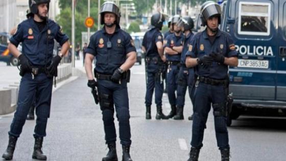 إسبانيا ترحل شابا مغربيا متهم بـ”التحريض على التمرد”