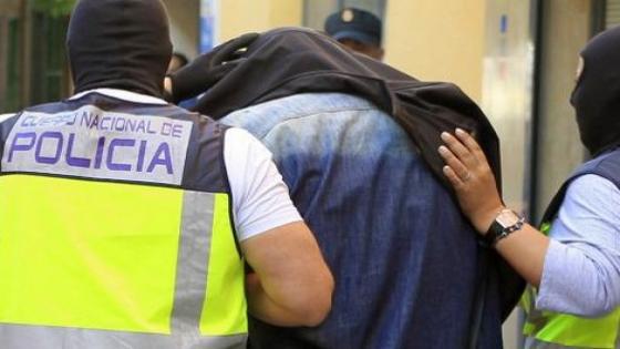 قاتل مهاجر مغربي يسلم نفسه إلى الأمن الإسباني