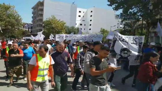 فيديو/ مسيرة احتجاجية بفاس تصف البيجيدي بـ”العصابة الإجرامية” !