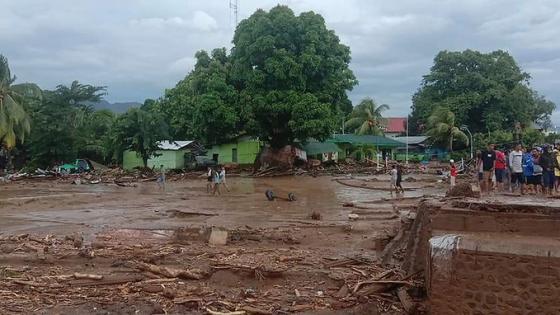 فيضانات وانهيارات أرضية تقتل العشرات في إندونيسيا وتيمور الشرقية