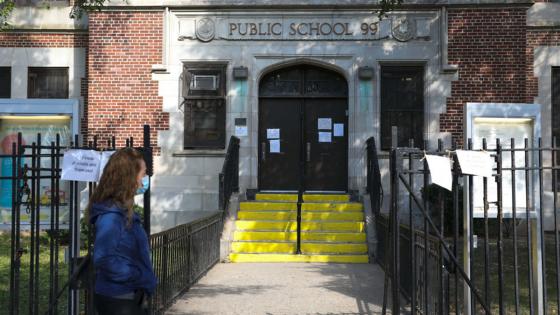 نيويورك تعيد إغلاق المدارس بدءاً من اليوم الخميس