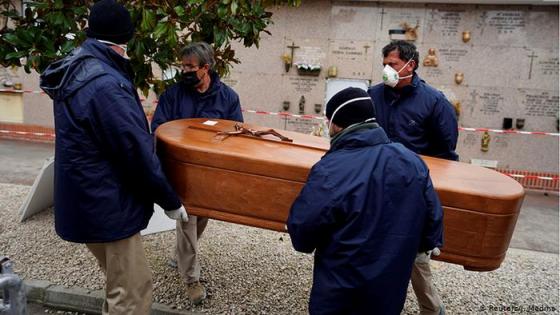 حصيلة يوم ثقيلة في إسبانيا.. عدد الوفيات بكورونا يتجاوز عشرة آلاف